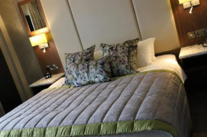 Гостиница The Valley Hotel  Файвмилтаун